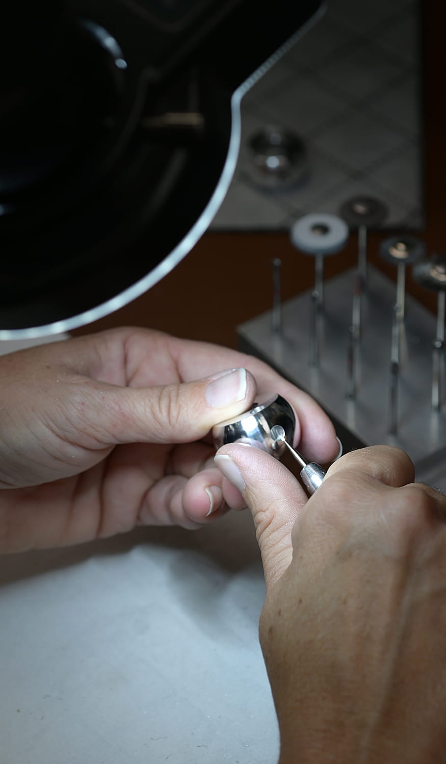 Ebavurage manuel sous binoculaire de pièce mécanique